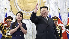 Vdce KLDR Kim ong-un a jeho dcera sledují pehlídku polovojenských skupin v...