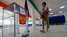 Lidé volí v místních volbách v Doněcku, hlavním městě Ruskem kontrolované...
