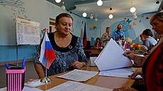 Lidé volí v místních volbách v Don�cku, hlavním m�st� Ruskem kontrolované...