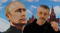 Malba u volební místnosti v Don�cku, hlavním m�st� Ruskem kontrolované Don�cké...