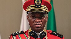 Nový lídr Gabonu generál Brice Oligui Nguema hovoří při své inauguraci do...