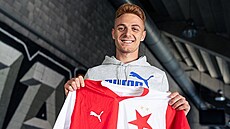 Andres Dumitrescu pózuje se slávistickým dresem.