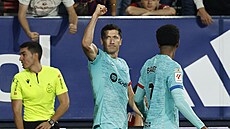 Robert Lewandowski slaví po promnné penalt v závru duelu s Osasunou.