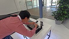 Nejvíc reportéra iDNES.cz zaujal mu�, do detailu zkoumající a fotící na stánku...