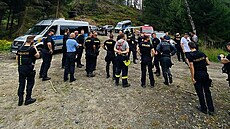 Policisté p�i pátrání po ztraceném houba�i na D��ínsku. (16. srpna 2023)