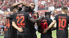 Fotbalisté Leverkusenu oslavují gól, který vstřelil Victor Boniface.
