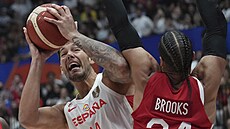 �pan�lského basketbalistu Willyho Hernangomeze (vlevo) brání Kana�an Dillon...