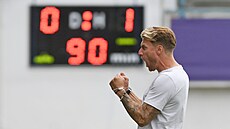 Pardubice antrenörü Radoslav Kováč, Teplice'ye karşı galibiyeti kutluyor.
