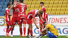 Teplický obránce Jan Knapík smutní mezi oslavujícími hrá�i Pardubic.