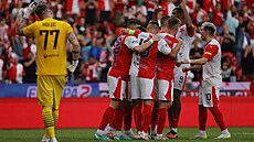 Fotbalisté Slavie se radují z gólu proti Karviné.