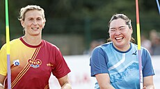 O�t�pa�ky Barbora �potáková (vlevo) a Haruka Kitagu�iová b�hem mistrovství �R...