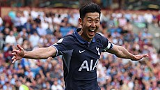Útoník Son Hung-min z Tottenhamu se raduje ze svého gólu.