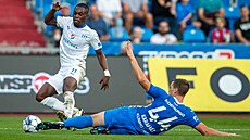 Ostravský Gigli Ndefe (vlevo) se sna�í udr�et mí� proti skluzujícímu Ond�eji...