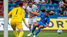 Ostravský útoník Filip Kubala (uprosted) se snaí dostat k míi pes...