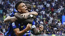 Úto�ník Lautaro Martinez z Interu Milán oslavuje se spoluhrá�i sv�j gól.