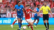 Zálo�ník Alex Král z Unionu Berlín (vpravo) stíhá Yussufa Poulsena z Lipska.