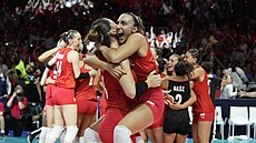 Turecké volejbalistky slaví vítzství ve finále mistrovství Evropy.