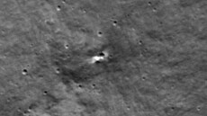 tyikrát zvtený snímek msíního kráteru, který se zejm vytvoil po nárazu...