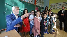 Prezident Petr Pavel ráno zavítal na základní školu v Bukovanech u Sokolova....