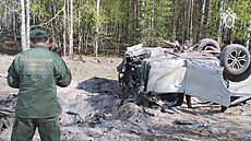 Zaměstnanec ruského Vyšetřovacího výboru pracuje na místě výbuchu auta, v němž...