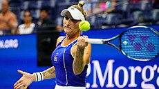 Česká tenistka Markéta Vondroušová hraje forhend ve čtvrtfinále US Open.