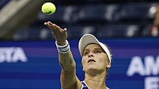 �eská tenistka Markéta Vondrou�ová podává ve �tvrtfinále US Open.