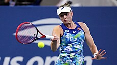 Jelena Rybakinová z Kazachstánu hraje forhend ve tetím kole US Open.