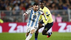 Argentinec Lionel Messi vede mí� v utkání kvalifikace o postup na mistrovství...