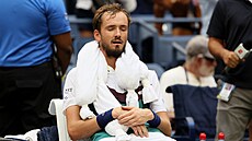 Ruský tenista Daniil Medved�v se chladí b�hem �tvrtfinále US Open.