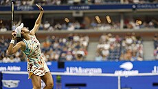 Amerianka Madison Keysová podává v osmifinále US Open.