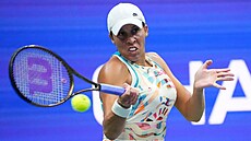 Amerianka Madison Keysová hraje forhend v osmifinále US Open.