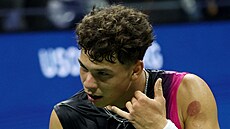 Ameri�an Ben Shelton slaví postup do semifinále US Open.