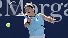 eská tenistka Karolína Muchová hraje forhend ve tetím kole US Open.