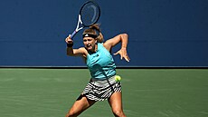 Česká tenistka Karolína Muchová hraje forhend ve třetím kole US Open.