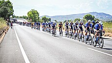 Vyrovnaní jezdci jednotlivých tým v sedmé etap Vuelty