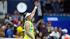 Lotyská tenistka Jelena Ostapenková mává divákm po vítzství v osmifinále US...