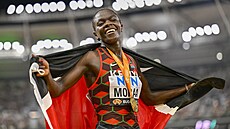 Mary Moraaová z Keni se raduje, v závodu na 800 metrů na mistrovství světa v...