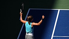 Karolína Muchová zvedá ruce nad hlavu po vítzství v osmifinále US Open.