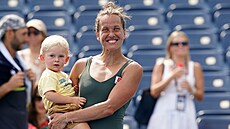 Barbora Strýcová pózuje se synem krátce poté, co na US Open odehrála poslední...