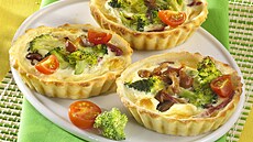 Mal�  quiche se �unkou, brokolic� a houbami