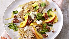 Pohankov� pala�inky se s�rem s modrou pl�sn� a o�echy