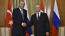 Turecký prezident Recep Tayyip Erdogan a jeho ruský prot�j�ek Vladimir Putin se...