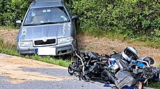 Nehodu u Brloha nepřežil motorkář a nezletilá osoba v autě.