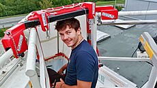 Studenti letní univerzity si na Temelín vyzkoueli speciální evakuaní rukáv.