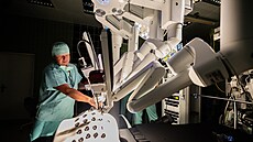 Chirurg ukazuje, jak funguje nový robotický operaní systém ve Fakultní...