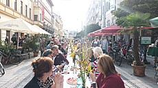 Dlouhý st�l se postupn� plnil a kolem 20. hodiny byl plný v celé své délce.