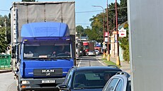 Dopravní zácpa na objízdné trase přes Svitavy.
