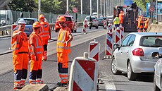 Oprava silni�ního pr�tahu Karlovými Vary ve sm�ru na Sokolov.