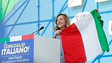 Giorgia Meloniová drží italskou vlajku na pódiu během protivládní demonstrace v...
