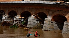 �lenové pátracího a záchranného týmu hledají poh�e�ovaného �lov�ka u �áste�n�...